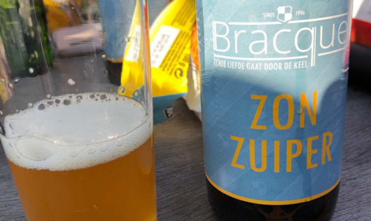 Zon Zuiper speciaalbier ingeschonken in een glas met het flesje ernaast